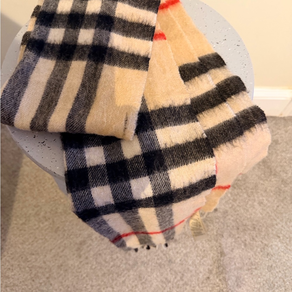 Burberry Classic Check Scarf in Beige and Black